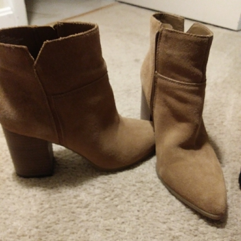 Booties tan suede size 8 nine west like new